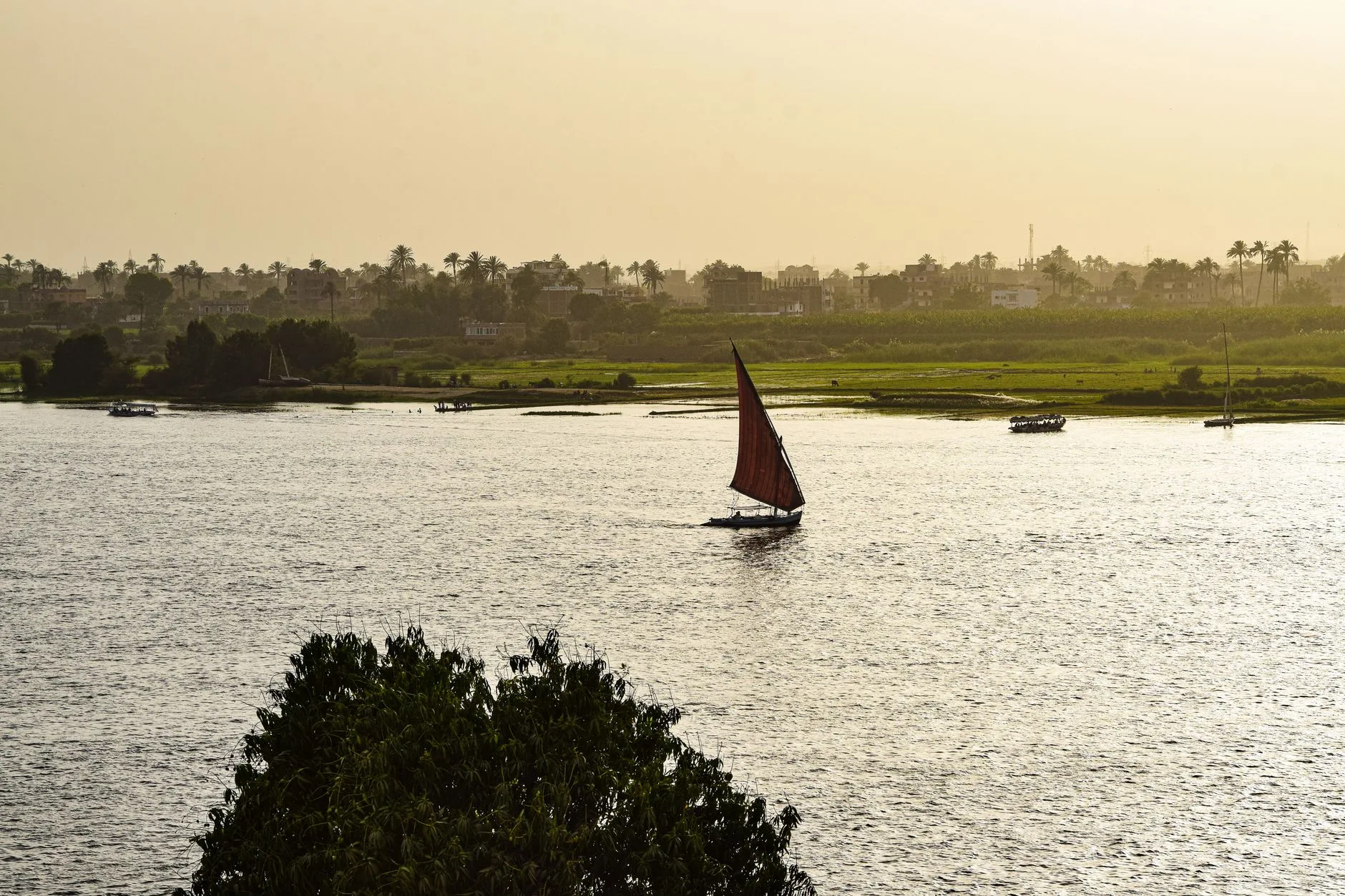 Bateau de croisière naviguant sur le Nil entre Louxor et Assouan