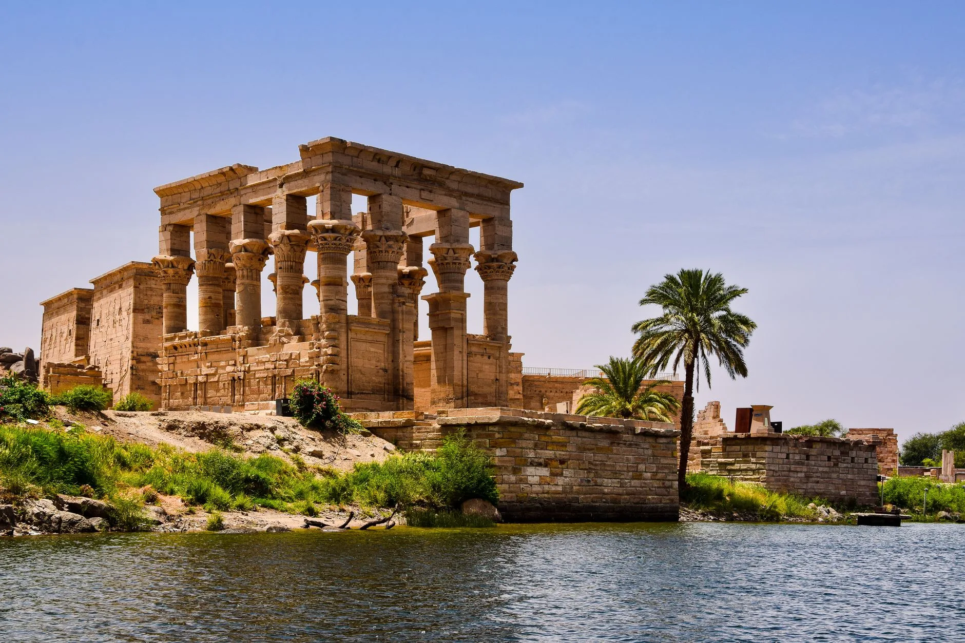 Temple égyptien de Philae au bord du Nil