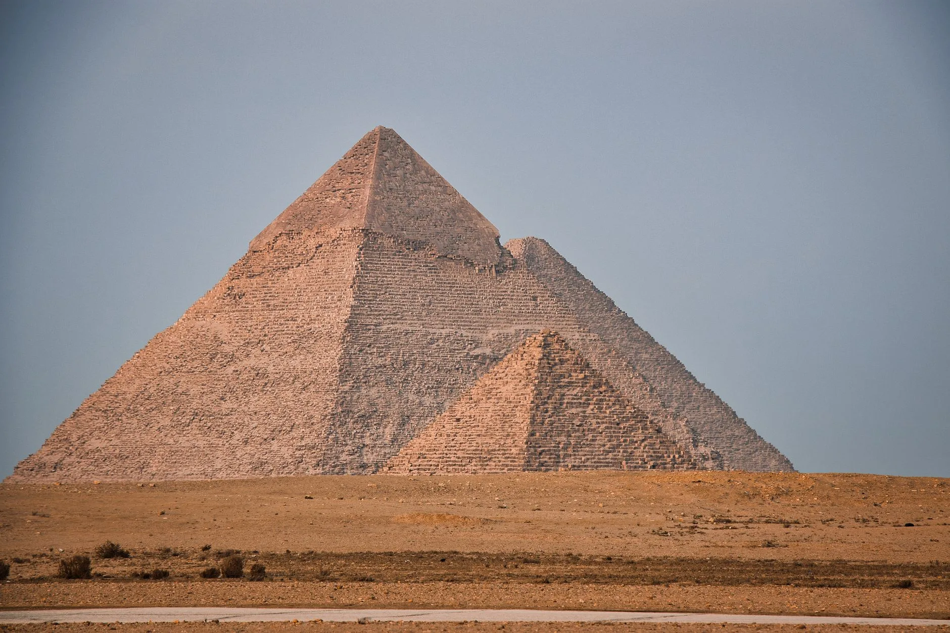 Pyramides de Gizeh sous un ciel clair en Égypte