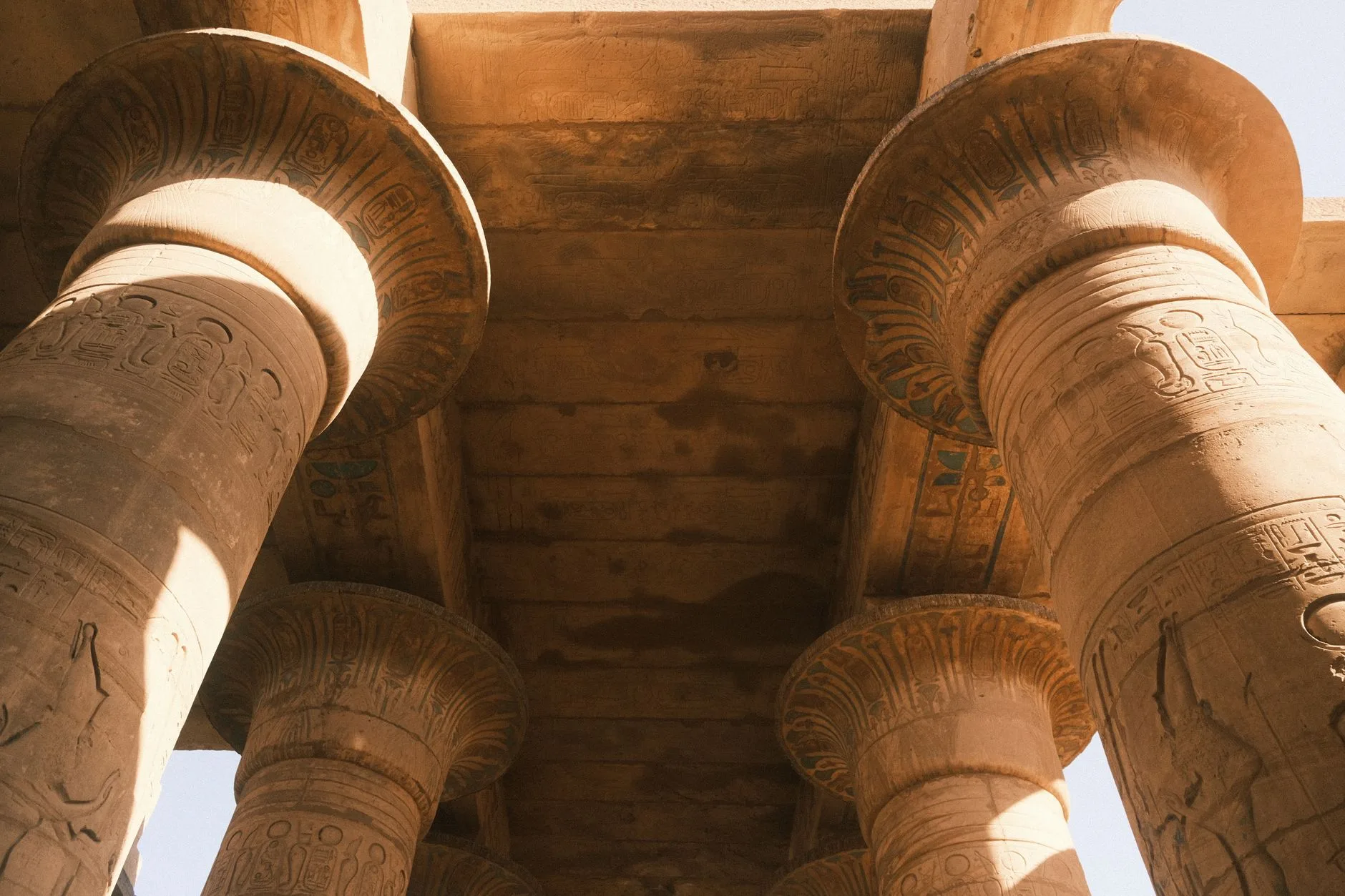 Colonnes monumentales du temple de Karnak à Louxor en Égypte